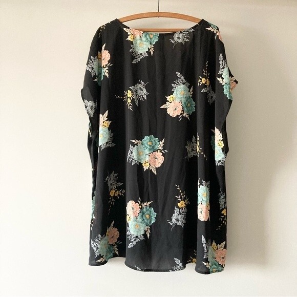 Torrid Black Floral Short Sleeve Button Down Blouse‎ 4X - Picture 5 of 5
